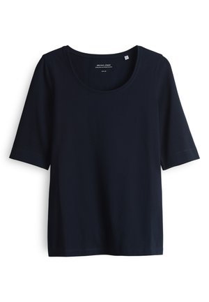 Marineblaues T-Shirt mit kurzen Ärmeln und Rundhalsausschnitt, flach auf weißem Hintergrund liegend dargestellt.