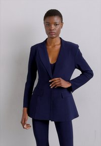 Norma Kamali SINGLE BREASTED BOY FIT RIDING JACKET - Manteau court - true navy