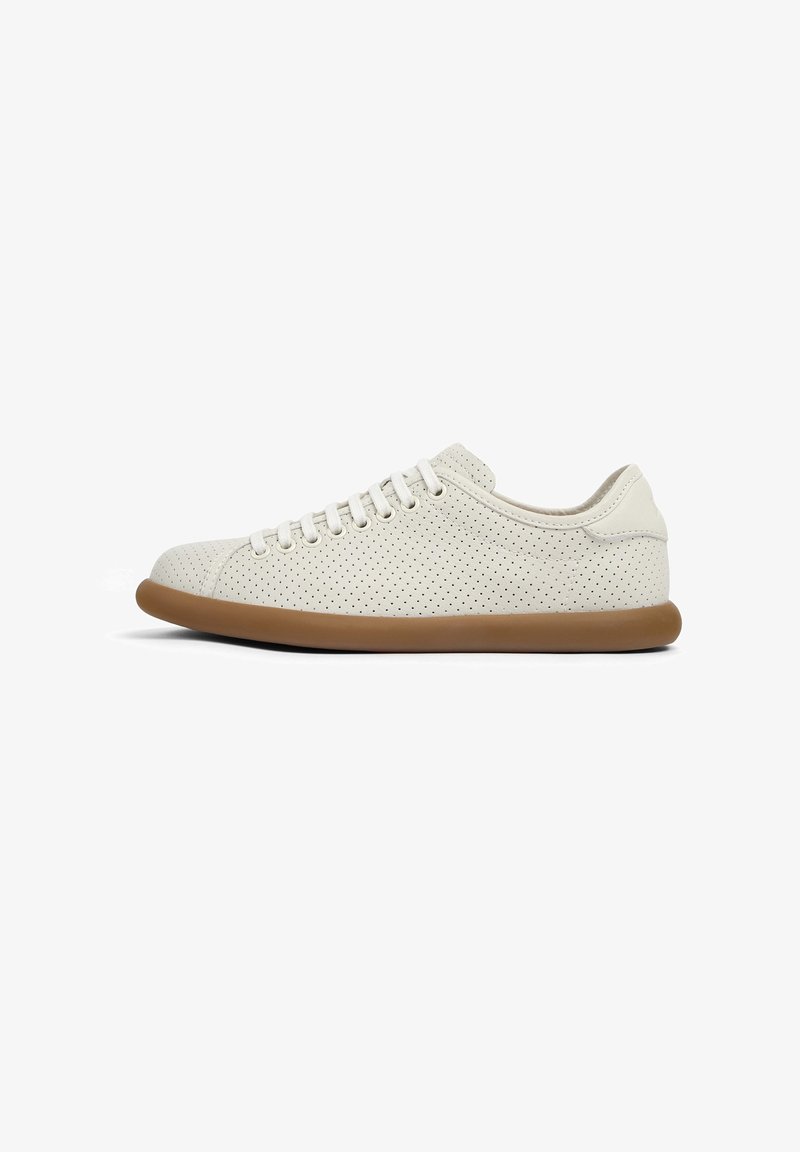 Baskets en cuir blanc perforé avec lacets blancs et semelle en caoutchouc marron, vues de côté sur un fond blanc.