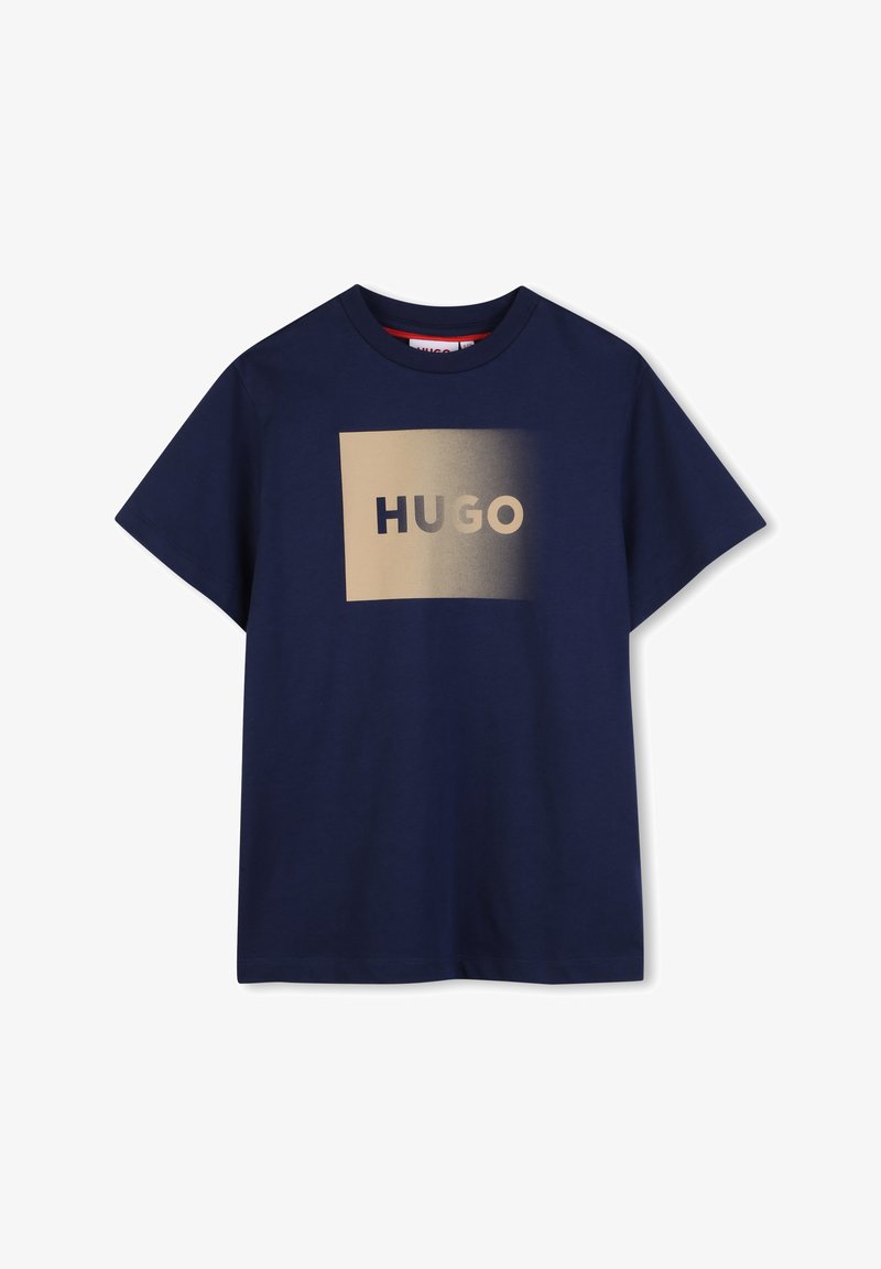 T-shirt bleu marine à manches courtes avec un carré en dégradé beige-gris et "HUGO" imprimé au centre.