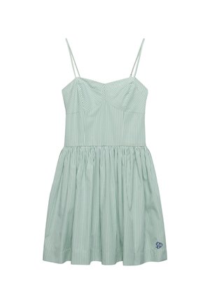 Robe sans manches à rayures vertes avec un corsage ajusté et une jupe évasée, ornée d'un logo patch sur l'ourlet et de fines bretelles réglables.