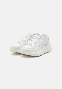 Baskets blanches avec une tige en cuir texturé, des accents bleu clair et une semelle en caoutchouc épaisse. Présentent des lacets plats et des détails cousus.