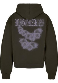 Tmavě zelená mikina s kapucí, která na zadní straně zobrazuje velký grafický motiv lehkého šedého motýla a stylizovaný text. Materiál z bavlněné směsi, volný střih.