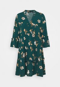 Grön blommig klänning med V-ringning, trekvartslånga utsvängda ärmar, lagerdesign, med mönster av vita och guldiga blommor och fjärilar.