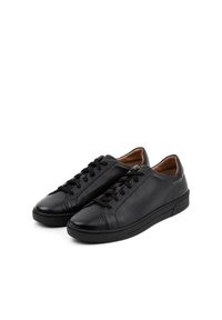 Czarne skórzane sneakersy z teksturowaną cholewką, zaokrąglonym noskiem i sznurowanym zapięciem. Posiadają gładką podeszwę i brązowe wykończenie wnętrza.