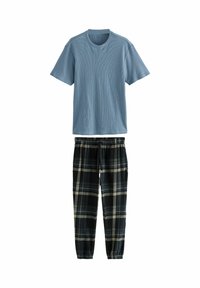 Blau gestreiftes T-Shirt mit kurzen Ärmeln über schwarzen karierten Hosen mit elastischem Bund. Die Hosen weisen graue, cremefarbene und blaue Linien im Muster auf.