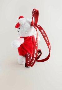 Mjuk ryggsäck med design av en vit björn med röda accenter, mjuk textur och en rosa outfit. Inkluderar "Hello Kitty" märkesremmar.