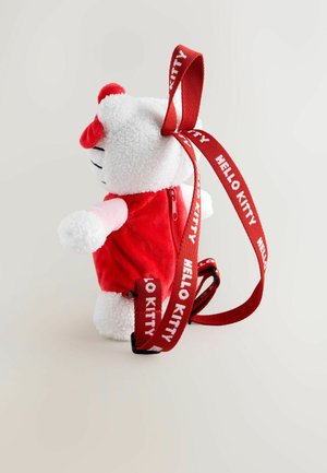 Plüss hátizsák fehér medve mintával, piros kiegészítőkkel, puha tapintással és rózsaszín öltözékben. Tartalmazza a 'Hello Kitty' márkájú pántokat.