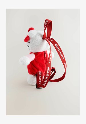 Pliušinis kuprinė su balto lokio dizainu ir raudonomis detalėmis, minkšta tekstūra ir rožinė apranga. Įtraukia „Hello Kitty“ prekės ženklo dirželius.