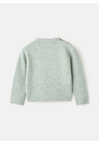 Svijetlozeleni pleteni pulover s rebrastom teksturom, okruglim izrezom i dugim rukavima. Ima detalj gumba na ramenu.