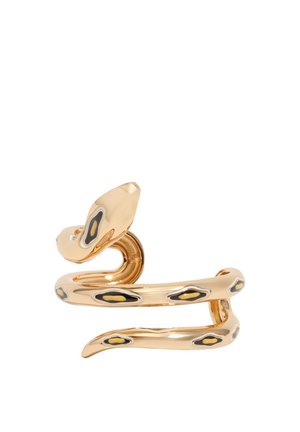 Anillo con forma de serpiente en tono dorado, con manchas de esmalte negro, amarillo y blanco, enrollado con la cabeza levantada y la cola envuelta alrededor.