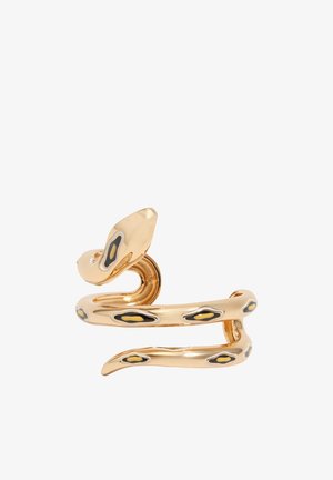 Anillo con forma de serpiente en tono dorado, con manchas de esmalte negro, amarillo y blanco, enrollado con la cabeza levantada y la cola envuelta alrededor.