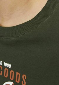 Jack & Jones Junior JJELOGO TEE O-NECK JNR - Apdrukāts T-krekls - kombu green