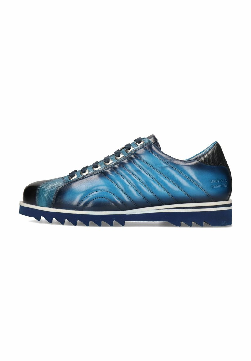 Blaue Ledersneaker mit Verlaufsgestaltung, runder Spitze, strukturierten Seiten, blau-weißer gestreifter Sohle und kontrastierender schwarzer Zehenkappe.
