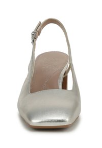 Zilveren slingback schoenen met een spitse neus, een gladde metallic afwerking, een verstelbare enkelriem en een uitsnede aan de zijkant.
