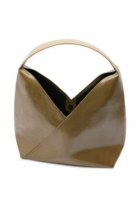 Tan leren tas met een kenmerkend V-vormig ontwerp, een gladde textuur en een enkele schouderriem, met een drukknoopsluiting en een zwarte binnenkant.