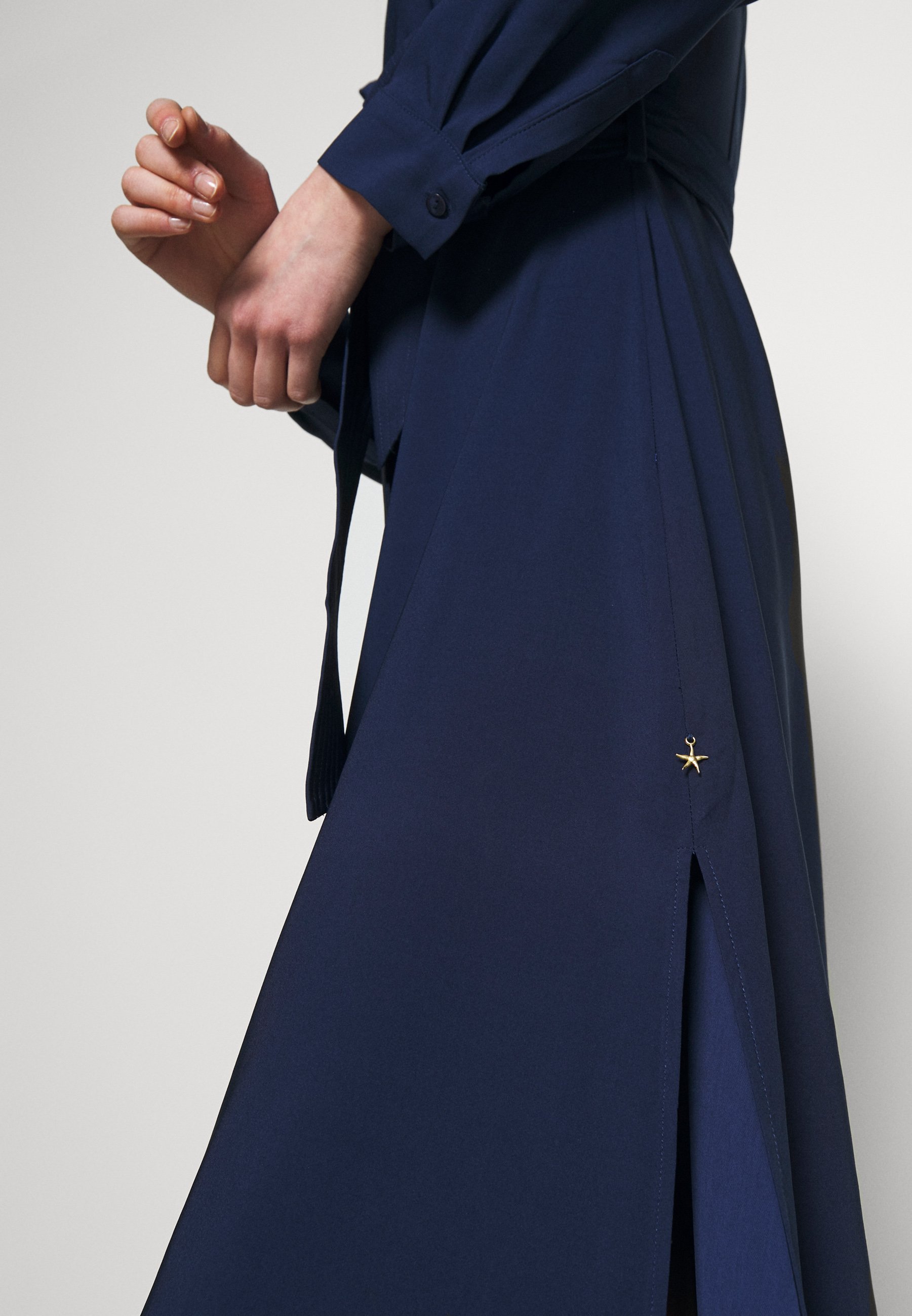 Fabienne Chapot THEA LOU DRESS Skjortekjole wavy navy Fabienne Chapot THEA LOU DRESS - Skjortekjole - wavy navy