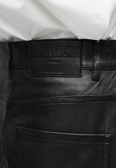 Μαύρο δερμάτινο παντελόνι με απαλό υφή, με ετικέτα "WEEKEND", διακοσμητικά ραφές και πίσω τσέπη.