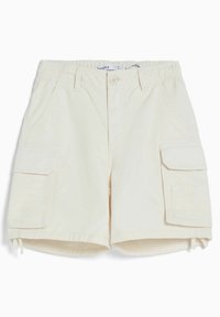 Bermudas de cargo beige con cintura elástica, dos bolsillos laterales y dos grandes bolsillos de carga con solapas. El tejido parece suave y ligero.
