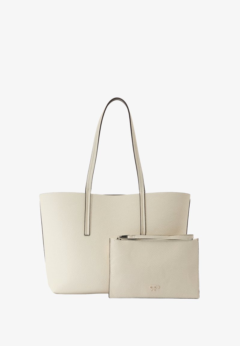 Sac fourre-tout beige crème avec longues poignées et une petite pochette zippée assortie, tous deux avec une finition en cuir texturé subtile.