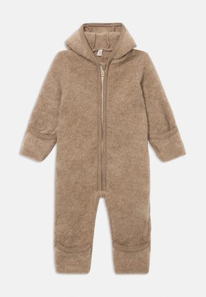 Καφέ φλις φορμάκι με κουκούλα, μπροστινό φερμουάρ και μανίκια και αστραγάλους με ρέλι. Μαλακή υφή με ενιαίο σχέδιο και χωρίς ορατά μοτίβα.