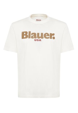 T-shirt bianca a maniche corte con collo rotondo, con grande scritta marrone "Blauer." e testo più piccolo rosso "USA" stampati sul davanti.
