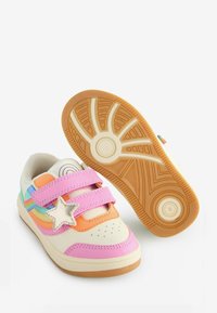 Baskets colorées pour enfants avec des accents roses, orange et bleus, dotées d'un détail en forme d'étoile, de fermetures Velcro et d'une semelle en caoutchouc texturée.