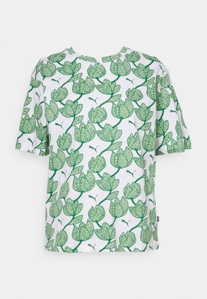 Tricou alb cu mânecă scurtă, având un model floral verde. Designul include diverse forme de frunze și un mic logo în partea de jos.