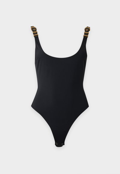 Maillot de bain une pièce noir avec des bretelles réglables à boucle et des fermetures pressionnées en bas sur un fond gris clair.