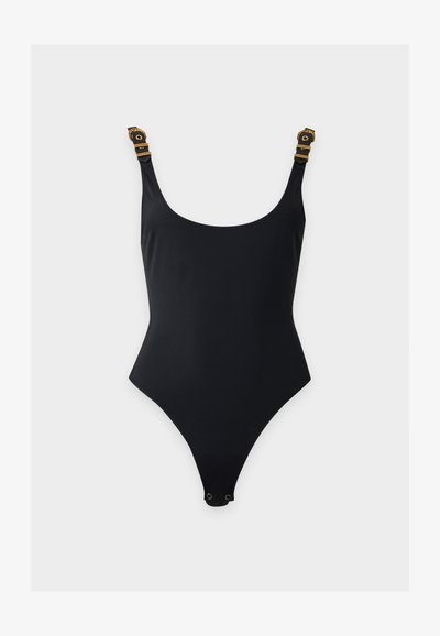 Maillot de bain une pièce noir avec des bretelles réglables à boucle et des fermetures pressionnées en bas sur un fond gris clair.