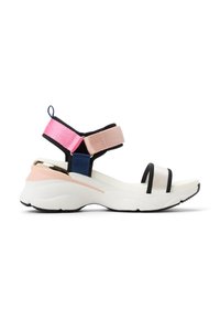 Sandal med hvid base, der har en sort rem, sølv tåbånd og farverige, teksturerede remme i pink og blå. Polstret såldesign.