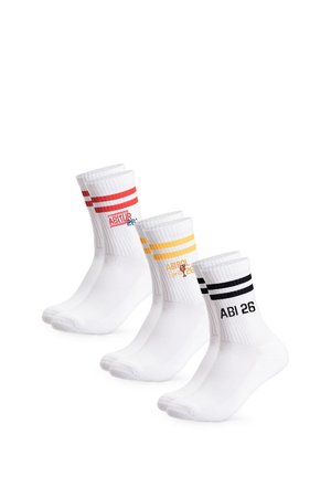 Drei Paar weiße Crew-Socken mit farbigen Streifen und "ABI 26" Text in Rot, Gelb und Schwarz, in einer Reihe auf weißem Hintergrund angeordnet.