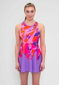 Robe de sport multicolore avec un haut ajusté et une jupe évasée ; arbore de grands motifs géométriques en rose, orange et violet. Tissu doux et extensible.