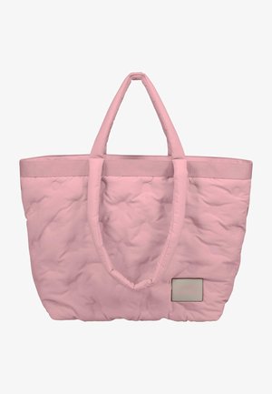 Lyserød quiltet tote bag med to håndtag, der har et rektangulært mærke på siden, som står "STUDIO BERLIN." Blød tekstur og generøs størrelse.