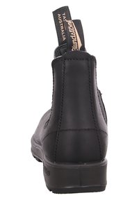 Stivale alla caviglia in pelle nera con finitura liscia, pannello laterale elastico e linguetta sul retro per una facile calzata. Suola sagomata e cuciture minimali.