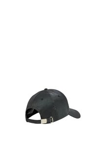 Czarna czapka z gładkiego materiału, zakrzywionym daszkiem, regulowanym paskiem z tyłu z metalowym akcentem oraz okrągłym guzikiem na górze.