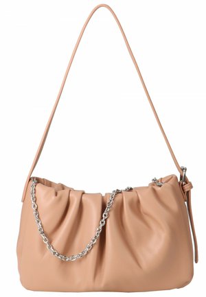Sac à main en cuir pêche avec un design froncé, une bandoulière réglable et un accent en chaîne argentée. Texture lisse avec une légère brillance.
