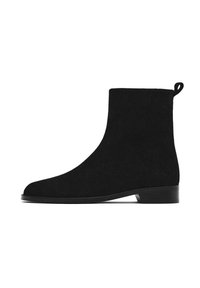 Bottines en daim noir avec une texture lisse, un bout arrondi et un petit talon empilé. Une languette à l'arrière facilite l'enfilage.