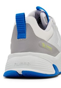 Scarpa sportiva bianca e grigia con superficie strutturata, linguetta in tessuto blu e dettagli del logo in verde neon. La suola in gomma presenta dettagli blu.