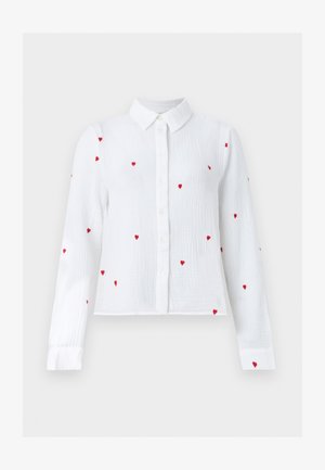 Biela blúzka s dlhým rukávom na gombíky, so vzormi červených vyšívaných sŕdc a špicatým golierom, zobrazená na neutrálnom pozadí.