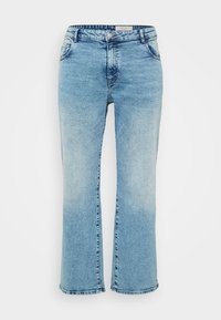 Jean bleu clair avec une coupe droite, poches avant, passants de ceinture, et fermeture par bouton et fermeture éclair.