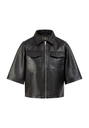 Giacca nera in pelle a maniche corte con chiusura a zip, due tasche sul petto e collo classico. Texture liscia e forma strutturata.
