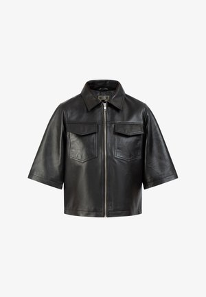 Sort læderjakke med kortærmer, lynlås foran, to brystlommer og klassisk krave. Glat tekstur og struktureret form.