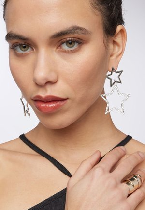 Terranova, ORECCHINI PENDENTI CON STELLE E STRASS - Orecchini - silver-coloured