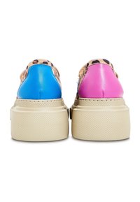 Scarpe con stampa leopardata con dettagli in pelle blu e rosa, suola in gomma spessa beige e finitura testurizzata sulle sezioni superiori del tallone.