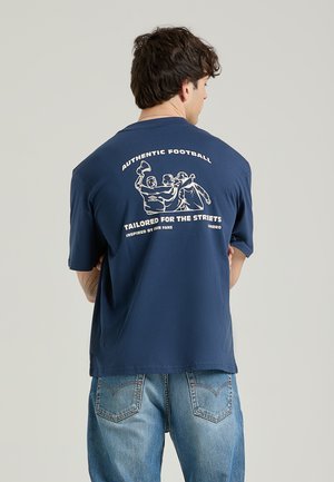 - T-shirt z nadrukiem