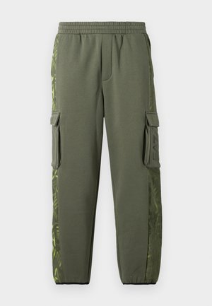 Calças cargo em tecido verde-oliva com uma textura suave, apresentando bolsos laterais, cintura elástica e painéis laterais estampados em um verde mais escuro.