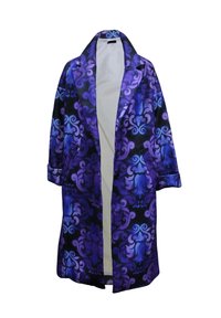 Bata con estampado en púrpura y azul, confeccionada con una tela suave, mangas largas, solapas anchas y diseño de frente abierto para facilitar su uso.