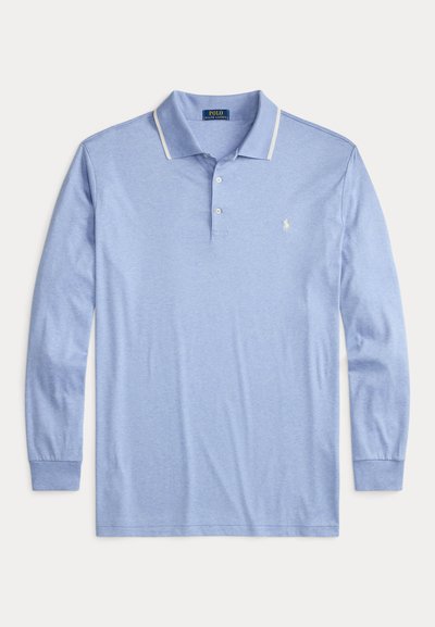 Hellblaues langärmeliges Poloshirt mit weißem Kragenabschluss, zwei Knopfblende und kleinem weißem gesticktem Logo auf der linken Brust.