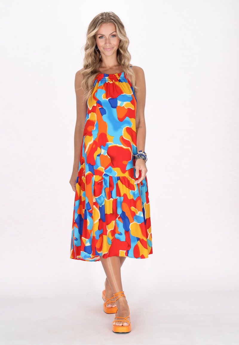 Mehrfarbiges Halfterkleid mit einem Rüschensaum; verfügt über abstrakte Muster in Rot, Blau, Gelb und Orange; glattes Material, legere lange Form.